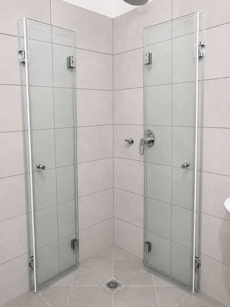 מקלחון פינתי