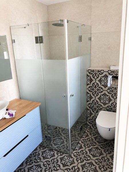 מקלחון פינתי